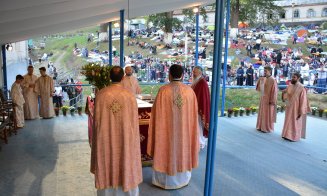 30.000 de pelerini la Mănăstirea Nicula. Se roagă la Icoana făcătoare de minuni şi înconjoară biserica