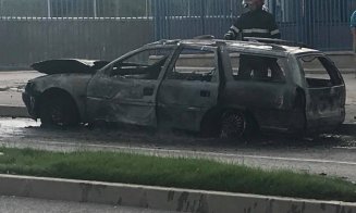 O maşină a ars "ca o torţă" pe Calea Turzii