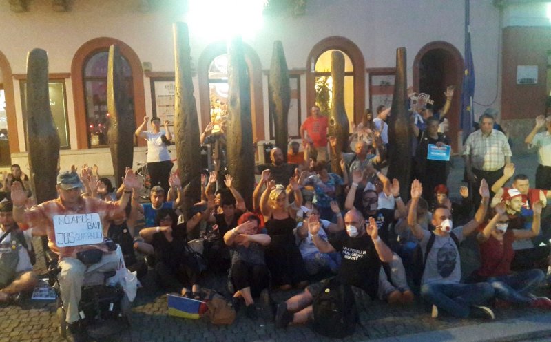 Clujenii au protestat, cu mâinile ridicate, împotriva abuzurilor Jandarmeriei Bucureşti