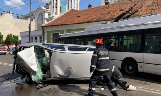 Maşină răsturnată în centrul Clujului. Traficul este blocat