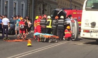 Maşină răsturnată în centrul Clujului. Şoferul este încarcerat, traficul este complet blocat
