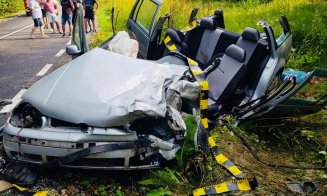 Gemeni de 3 luni, teferi după un accident cumplit în Cluj. Maşina, distrusă total. Un detaliu le-a salvat viaţa