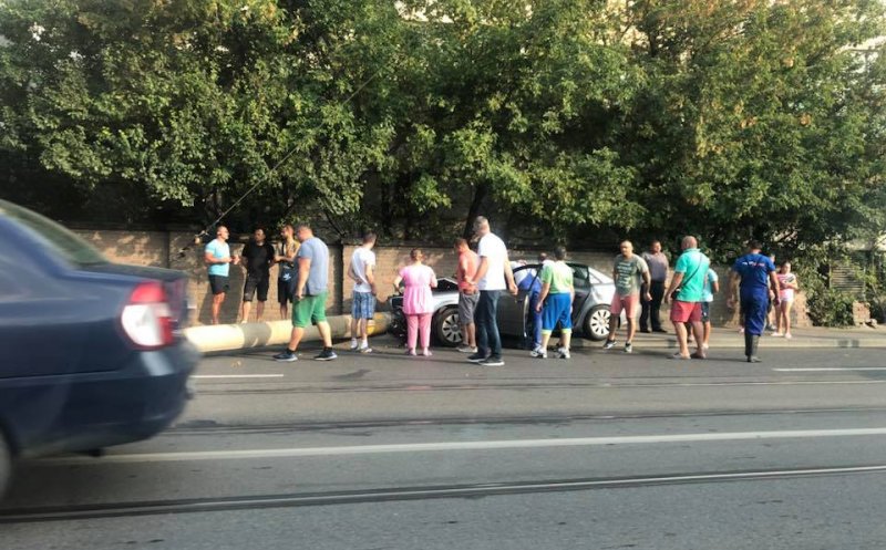 A intrat cu maşina într-un stâlp pe Oaşului. Martorii spun că şoferul era băut