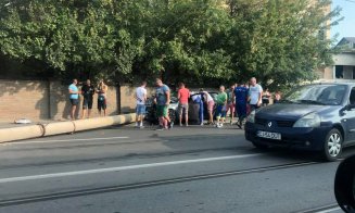 A intrat cu maşina într-un stâlp pe Oaşului. Martorii spun că şoferul era băut