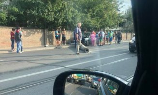A intrat cu maşina într-un stâlp pe Oaşului. Martorii spun că şoferul era băut