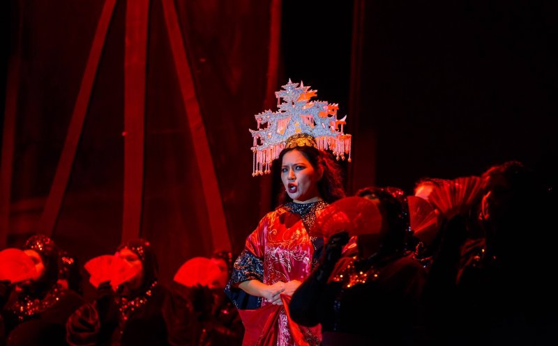 Sute de clujeni au înfruntat vremea mohorâtă pentru Turandot