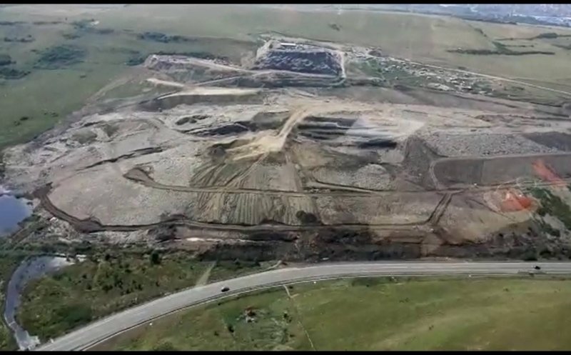 Județul plăteşte 4 milioane de euro pentru închiderea gropii de gunoi de la Pata Rât. Zid înalt de 3,5 metri