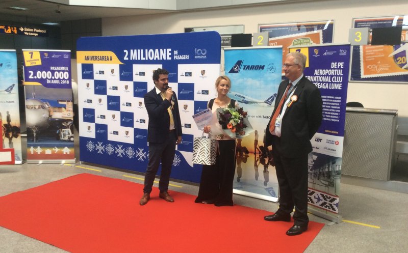 Pasagerul 2.000.000 de pe aeroportul clujean, primit pe ritmuri de Van Halen și U2