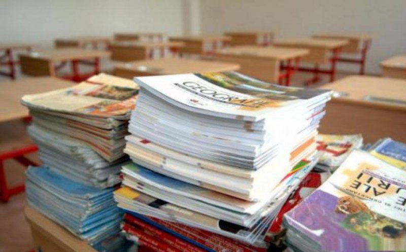 PRIMA ZI DE ȘCOALĂ | Manualele-catastrofă îi lasă pe 6.000 de elevi din Cluj cu ochii în soare