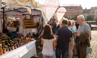 Cum arată Piața Țărănească din centrul Clujului. Zacuscă, must, plăcinte și poale-n brâu