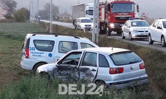 Accident cu victime la Cluj. Ambulanţă cu patru pacienţi, lovită în plin de o maşină