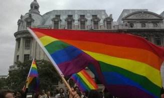 „Lăsaţi-ne să iubim!“  Protest la Bucureşti faţă de votul din Senat pentru Referendumul cerut de Coaliţia pentru Familie
