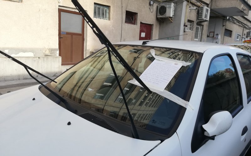 Scrisoare anonimă, lipită pe parbrizul unei mașini. ”Stimate intelectual (țăran), astea nu sânt cotețe cu curci”