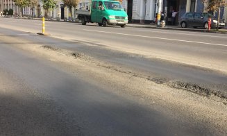 Noi gropi pe banda dedicată autobuzelor din centrul Clujului