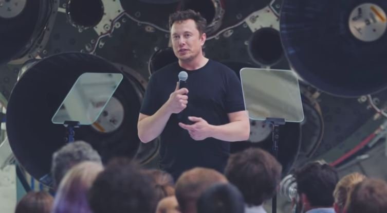 Musk a dezvăluit numele turistului care va face prima călătorie în jurul Lunii