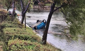 Încă o maşină răsturnată în Someş. Şoferiţa ar fi avut viteză