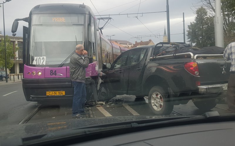 Prima zi de toamnă la Cluj, trei accidente înainte de prânz. Un tramvai lovit în zona Parcului Central