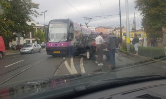 Prima zi de toamnă la Cluj, trei accidente înainte de prânz. Un tramvai lovit în zona Parcului Central