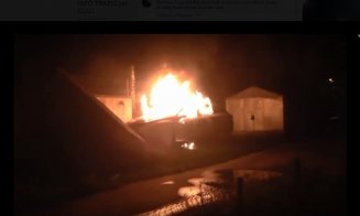 A ars ca o torţă. Maşină cuprinsă de flăcări în Cluj-Napoca