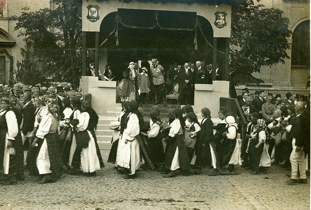CENTENAR. Regele Ferdinand şi Regina Maria, întâmpinaţi de mii de oameni la Cluj