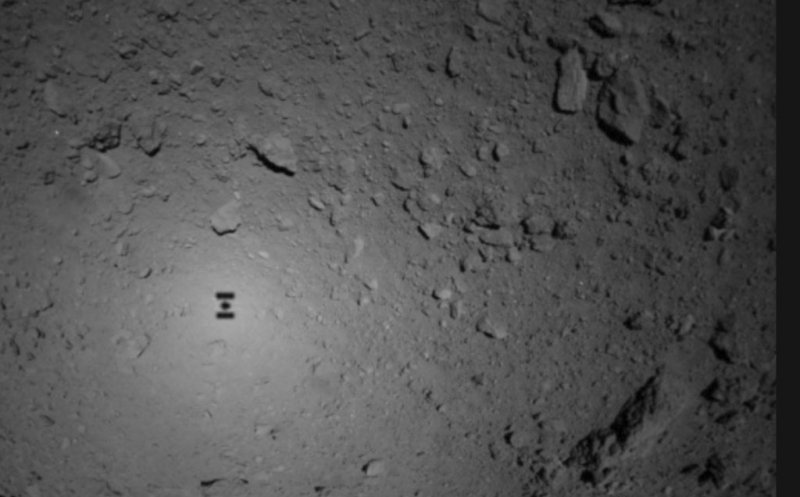 Un vehicul spaţial japonez a lansat două rovere miniaturale spre suprafaţa unui asteroid