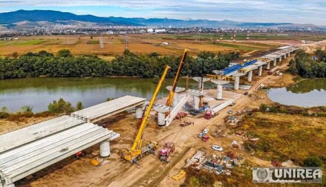 Un pod de pe autostrada Sebeș-Turda va avea în curând toate grinzile ridicate