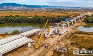 Un pod de pe autostrada Sebeș-Turda va avea în curând toate grinzile ridicate
