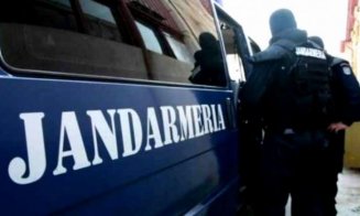 Două minore fugite de acasă, găsite de jandarmii din Cluj. Dormeau pe o bancă