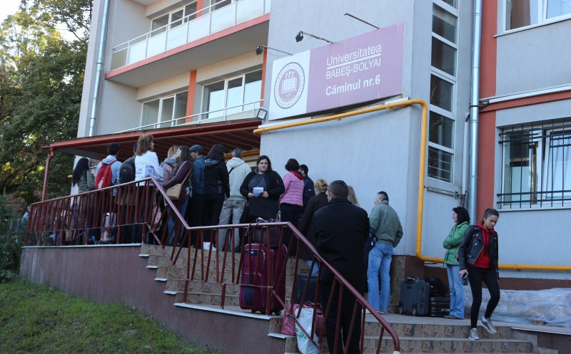 Ultima zi de vacanţă, prima zi... de cămin la Cluj! Cu geamantanele după ei, sute de boboci dezorientaţi au luat cu asalt Hasdeul