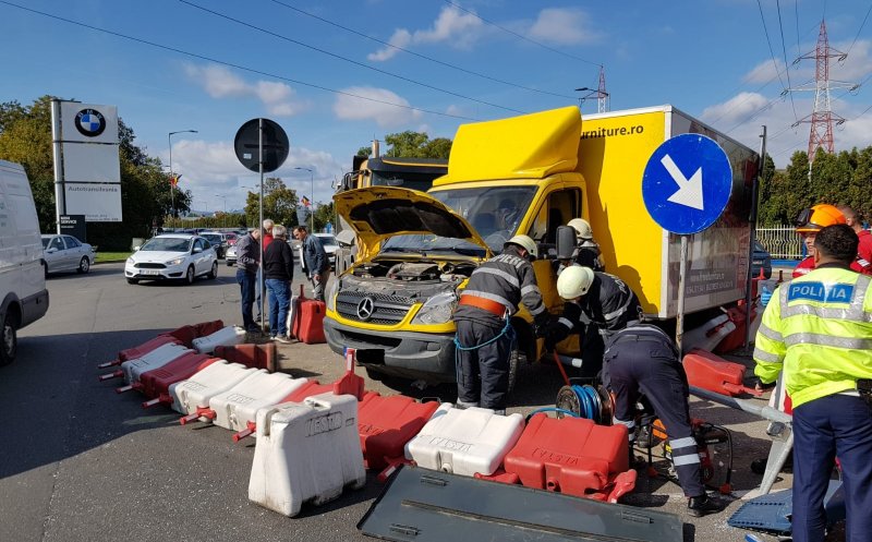 Trei maşini s-au înfipt în sensul giratoriu de la intrarea în Floreşti. Trafic blocat