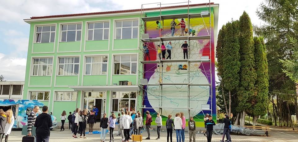 "Romania in 100 faces". O nouă pictură murală uriaşă, pe peretele unui liceu din Cluj
