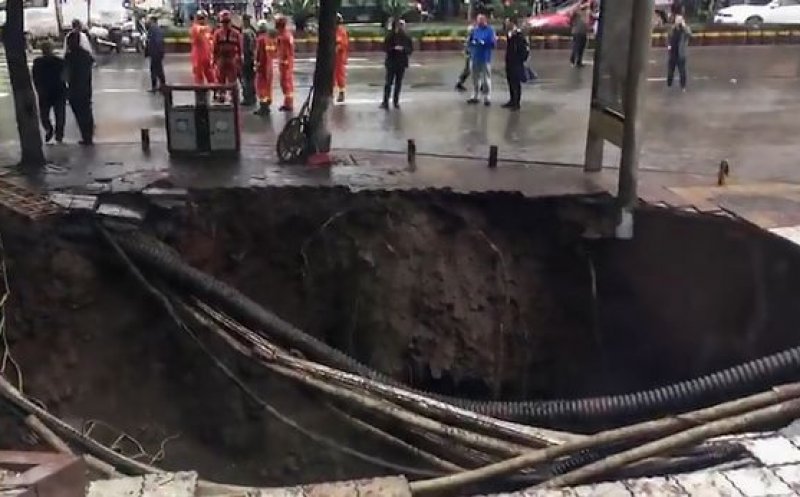 Pământul s-a căscat sub ei! Patru persoane, „înghițite” de un crater produs în asfalt. Doi au murit, ceilalți doi sunt dispăruţi