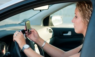 Sondaj alarmant! Jumătate din şoferi trimit SMS sau vorbesc la telefon, iar un sfert nu observă pietonii din cauza neatenţiei