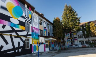 Artiştii stradali clujeni dau o nouă înfăţişare Şcolii "Octavian Goga" din Cluj. Cum arată clădirea, acoperită cu grafitti
