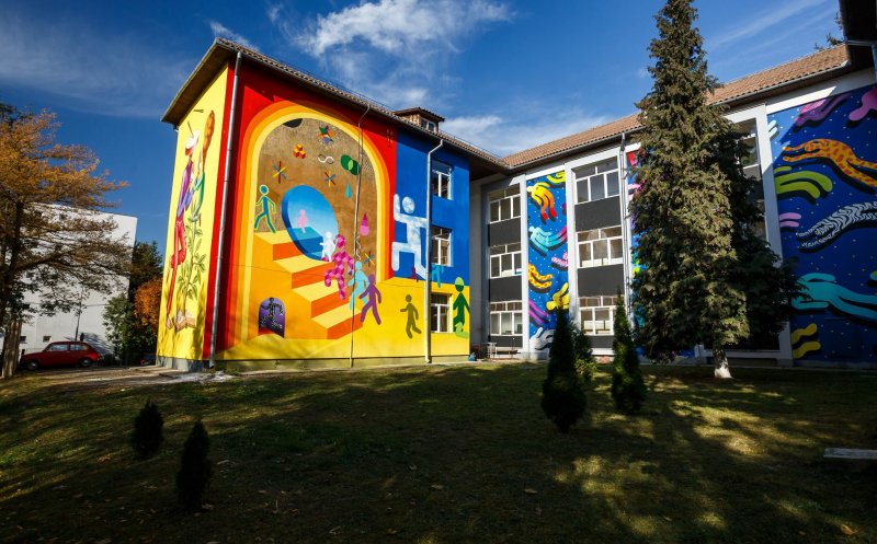 Artiştii stradali dau o nouă înfăţişare Şcolii "Octavian Goga" din Cluj. Cum arată clădirea, acoperită cu grafitti