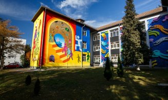 Artiştii stradali dau o nouă înfăţişare Şcolii "Octavian Goga" din Cluj. Cum arată clădirea, acoperită cu grafitti