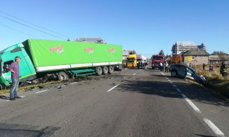 Accident grav între un TIR şi o maşină lângă Huedin. Traficul blocat pe ambele sensuri