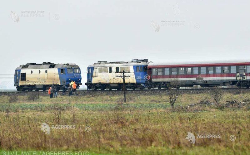 Trenul Galați - Cluj a intrat într-un utilaj forestier. Doi răniți în urma impactului