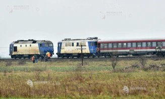 Trenul Galați - Cluj a intrat într-un utilaj forestier. Doi răniți în urma impactului