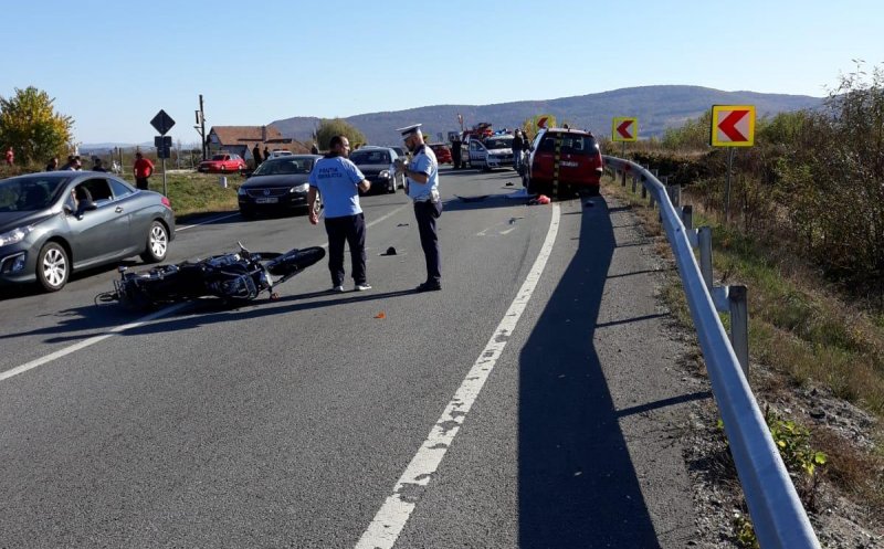 Motociclist de 70 de ani, mort într-un accident în Cluj. Avea viteză, a intrat sub două maşini