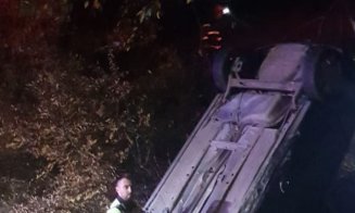 A murit după ce s-a răsturnat cu maşina în şanţ.