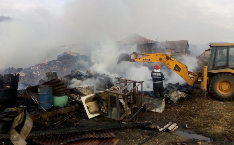 Incendiu la un depozit de fân, extins la 4 case dintr-un sat clujean