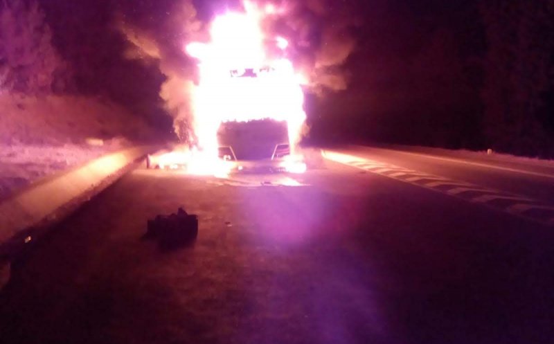 Un autocar a ars ca o torță pe centura Vâlcele - Apahida
