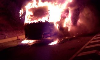 Un autocar a ars ca o torță pe centura Vâlcele - Apahida