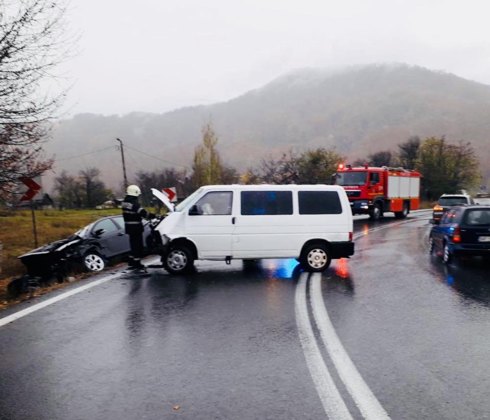 A plouat la Cluj, accidentele s-au ţinut lanţ. Patru răniţi, două maşini în şanţ