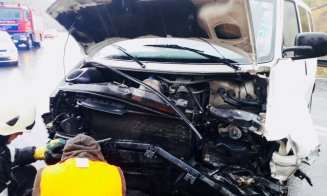 A plouat la Cluj, accidentele s-au ţinut lanţ. Patru răniţi, două maşini în şanţ