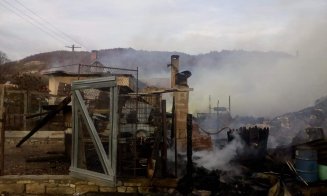 Patru case şi un autocar, făcute scrum la Cluj! Incendiile provocate de defecțiuni la instalațiile electrice