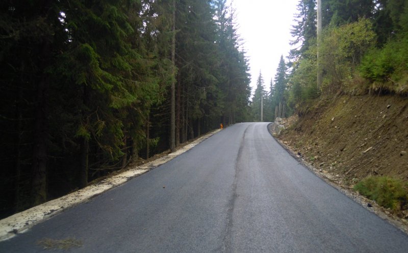 Asfalt pe drumul care leagă Staţiunea Băişoara de pârtia de schi Buscat