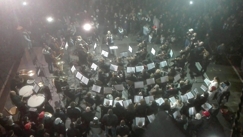 Din tribună, alături de orchestră. Cântecele galeriei Universității Cluj au răsunat în centrul orașului