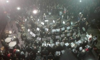 Din tribună, alături de orchestră. Cântecele galeriei Universității Cluj au răsunat în centrul orașului